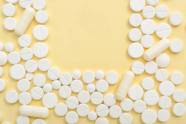 Rahmen Aus Weißen Pillen Auf Gelbem Hintergrund — Stockfoto