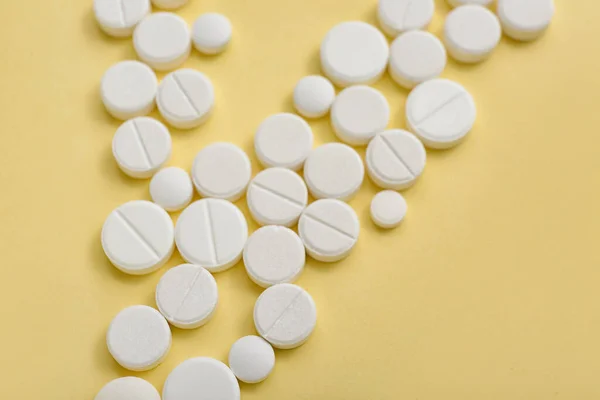 Weiße Pillen Auf Gelbem Hintergrund Nahaufnahme — Stockfoto