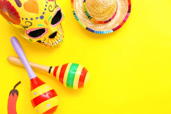 Μεξικάνικες Μαράκες Τσίλι Βαμμένο Κρανίο Και Καπέλο Σομπρέρο Κίτρινο Φόντο — Φωτογραφία Αρχείου