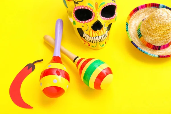 Μεξικάνικες Μαράκες Τσίλι Βαμμένο Κρανίο Και Καπέλο Σομπρέρο Κίτρινο Φόντο — Φωτογραφία Αρχείου