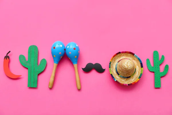 Μεξικάνικες Μαράκες Καπέλο Σομπρέρο Και Χάρτινα Σύμβολα Ροζ Φόντο — Φωτογραφία Αρχείου