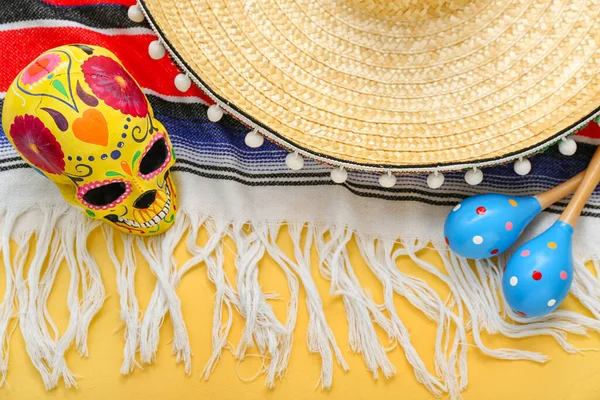 メキシコのマラカスに描かれた頭蓋骨 ソムブレロ帽子 黄色の背景のセレープ — ストック写真