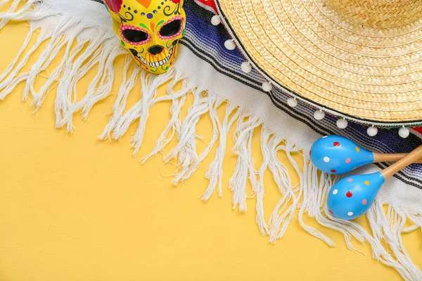 Mexikanische Maracas Mit Bemaltem Totenkopf Sombrero Hut Und Serape Auf — Stockfoto