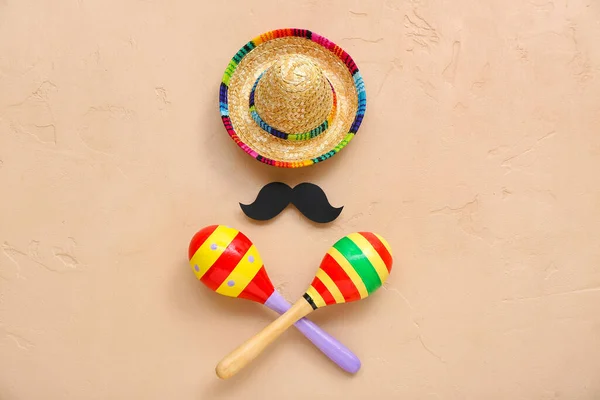 Maracas Mexicanas Bigode Papel Chapéu Sombrero Fundo Bege — Fotografia de Stock