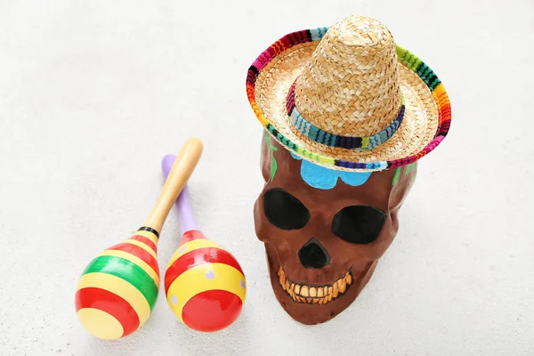 Maracas Mexicanas Com Crânio Pintado Chapéu Sombrero Sobre Fundo Branco — Fotografia de Stock