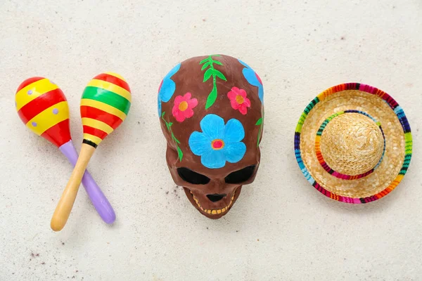 Maracas Mexicanas Com Crânio Pintado Chapéu Sombrero Sobre Fundo Branco — Fotografia de Stock