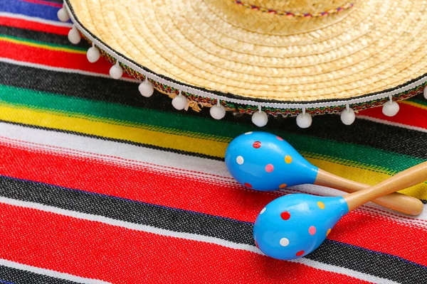 Mexikanische Maracas Mit Sombrero Hut Auf Buntem Serape Nahaufnahme — Stockfoto