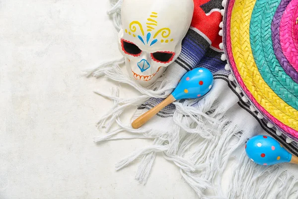 Maracas Mexicains Avec Crâne Peint Chapeau Sombrero Serape Sur Fond — Photo