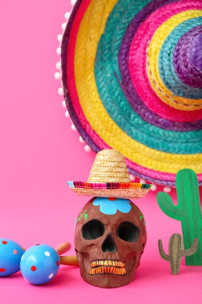 Μεξικάνικες Μαράκες Ζωγραφισμένο Κρανίο Καπέλα Σομπρέρο Και Χάρτινους Κάκτους Ροζ — Φωτογραφία Αρχείου
