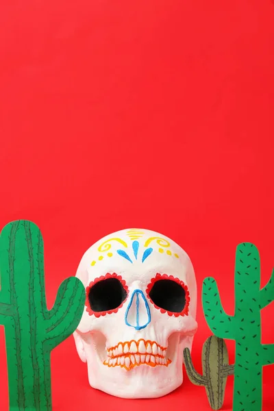 Geschilderde Schedel Met Papieren Cactussen Rode Achtergrond — Stockfoto