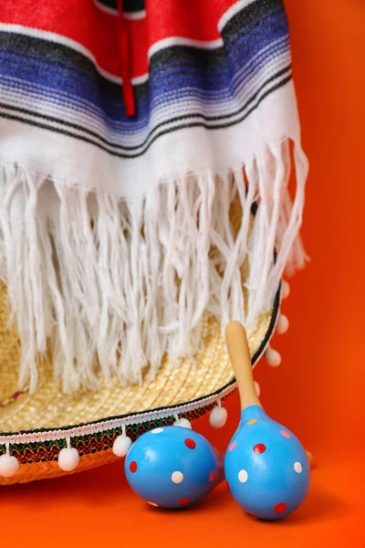 Mexikanische Maracas Mit Sombrero Hut Und Serape Auf Rotem Hintergrund — Stockfoto