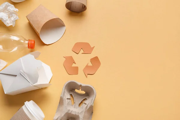 Recycling Schild Mit Müll Auf Gelbem Hintergrund — Stockfoto