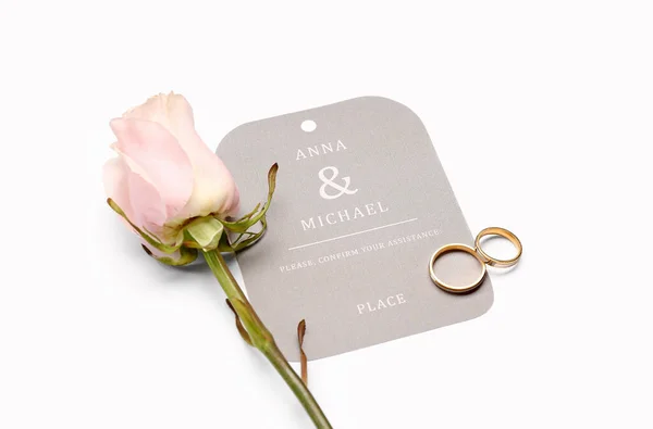 Bruiloft Uitnodiging Met Ringen Roos Witte Achtergrond — Stockfoto
