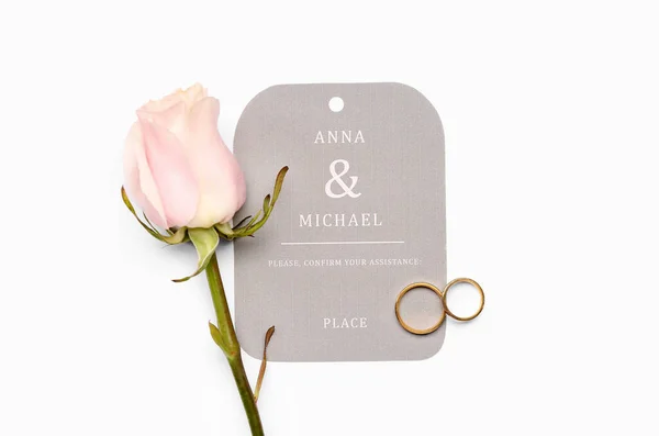 Hochzeitseinladung Mit Ringen Und Rose Auf Weißem Hintergrund — Stockfoto