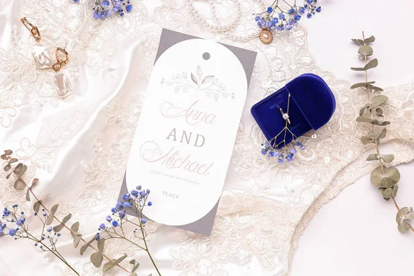 Box Mit Verlobungsring Hochzeitseinladung Schmuck Blumen Und Kleid Auf Weißem — Stockfoto