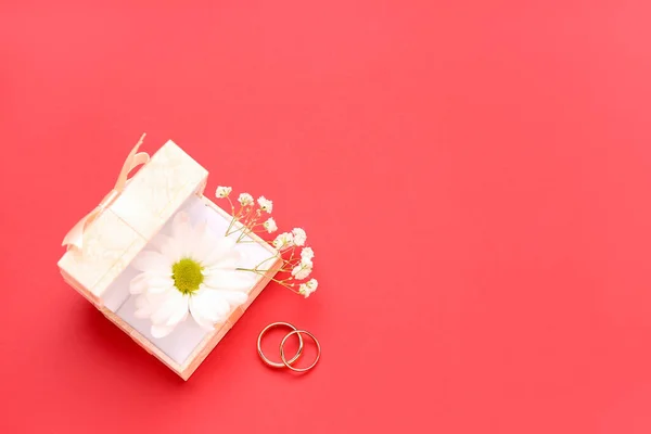 Box Flowers Wedding Rings Red Background — Stock Photo, Image