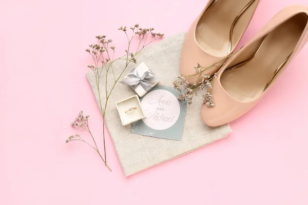 有订婚戒指 高跟鞋和粉色背景的婚宴请柬的盒子 — 图库照片