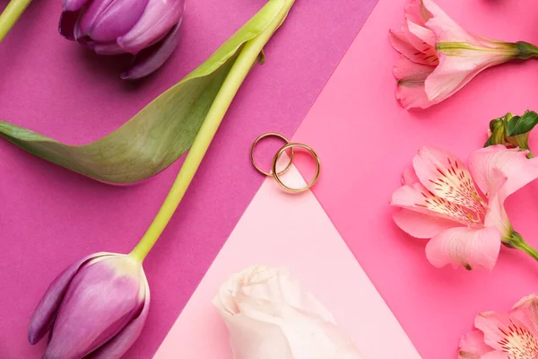 Wedding Rings Flowers Color Background — Stock Photo, Image