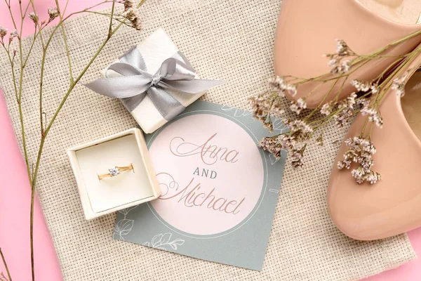 Box Mit Verlobungsring Blumen Absätzen Und Hochzeitseinladung Auf Rosa Hintergrund — Stockfoto