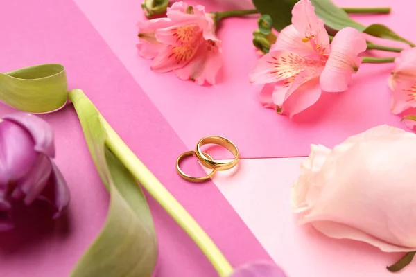 Wedding Rings Flowers Color Background Closeup — Stock Photo, Image