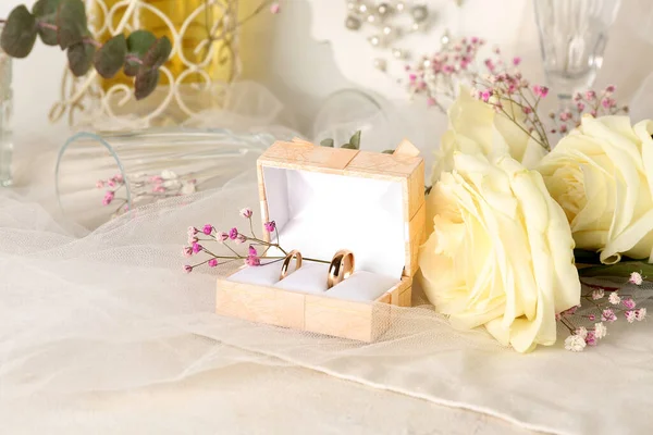 Box Wedding Rings Flowers White Table Closeup — Stock Photo, Image