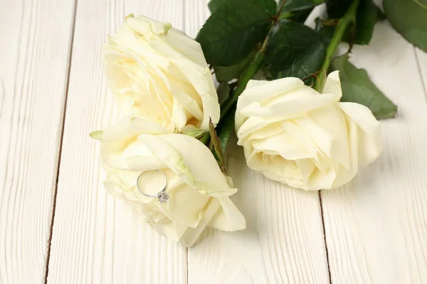 Roses Engagement Ring White Wooden Background Closeup — Stock Photo, Image