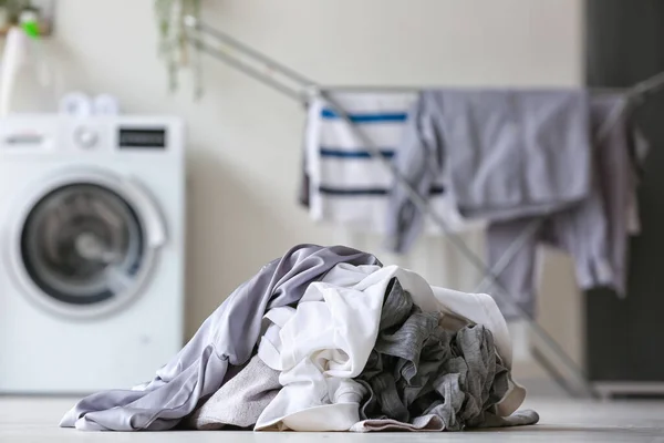 Çamaşır Odasında Kirli Çamaşırlar Yığını Yakın Çekim — Stok fotoğraf