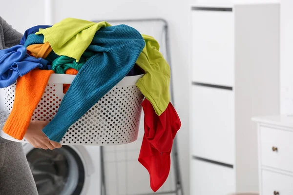 家で汚れた服を着た洗濯バスケットを持っている女性 クローズアップ — ストック写真