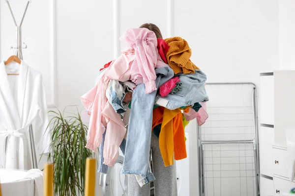 Woman Dirty Clothes Laundry Room — Stock Photo, Image
