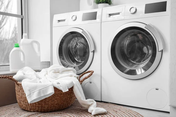 Çamaşır Odasında Çamaşır Makinelerinin Yanında Kirli Çamaşırlarla Dolu Bir Sepet — Stok fotoğraf