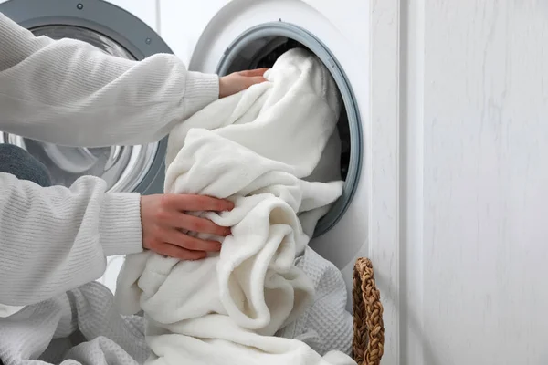 Kvinna Sätta Smutsiga Kläder Tvättmaskin Hemma Närbild — Stockfoto