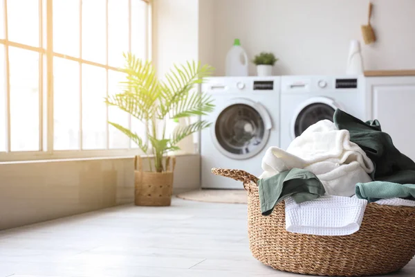 Korb Mit Schmutziger Kleidung Der Waschküche — Stockfoto
