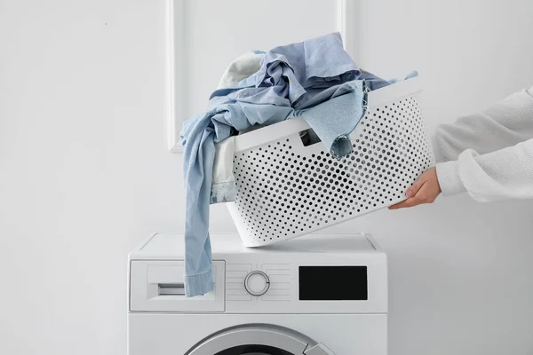 Vrouw Met Wasmand Wasmachine Buurt Van Lichte Muur — Stockfoto