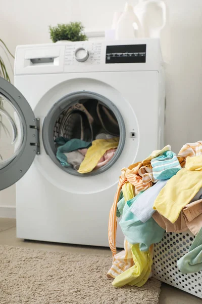 Çamaşır Odasında Kirli Çamaşırlar Çamaşır Makinesi Olan Sepet — Stok fotoğraf