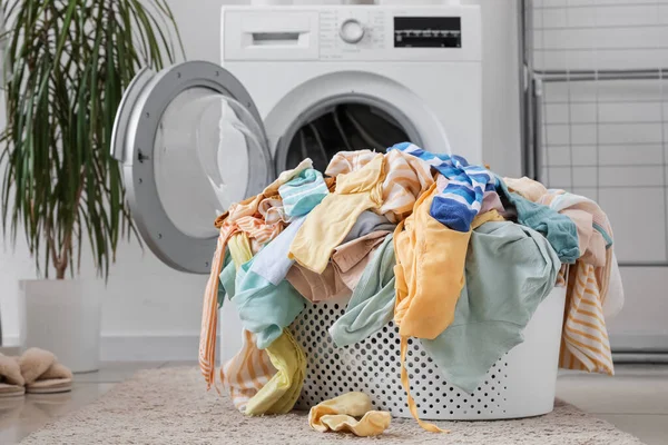 Çamaşır Odasında Kirli Çamaşırlarla Dolu Bir Sepet — Stok fotoğraf