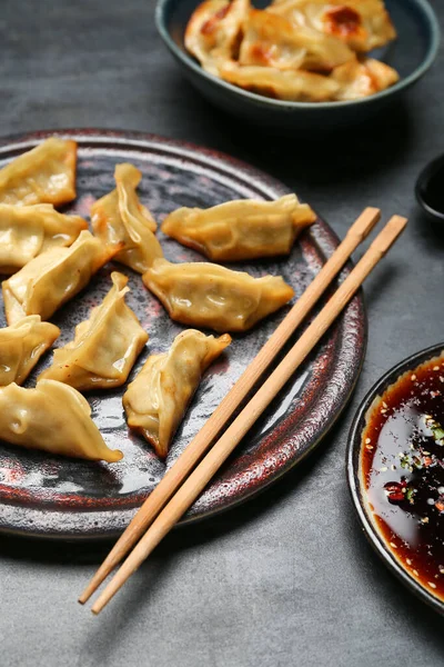 Teller Mit Leckerem Chinesischem Jiaozi Und Sauce Auf Schwarzem Hintergrund — Stockfoto