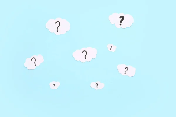 Papierwolken Mit Fragezeichen Auf Blauem Hintergrund — Stockfoto