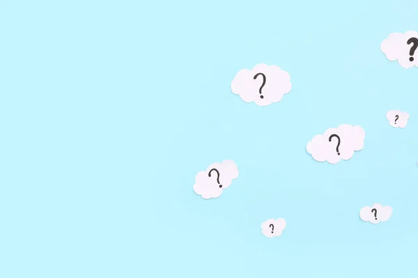 Papieren Wolken Met Vraagtekens Blauwe Achtergrond — Stockfoto
