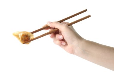 Beyaz arka planda çubukları olan lezzetli Çin jiaozi 'si tutan kadın.