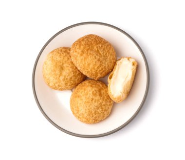 Beyaz arka planda lezzetli choux hamur işi tabağı