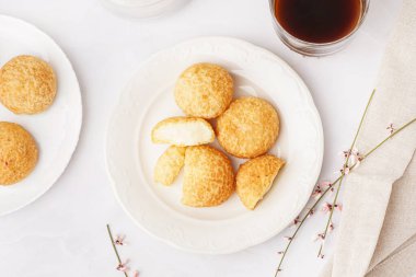 Hafif arka planda lezzetli choux tatlılı tabak.