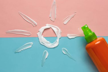 Güneş kremden yapılmış, arka planda güneş kremi var.