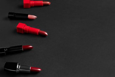 Koyu arkaplanda güzel ruj izleri olan kompozisyon