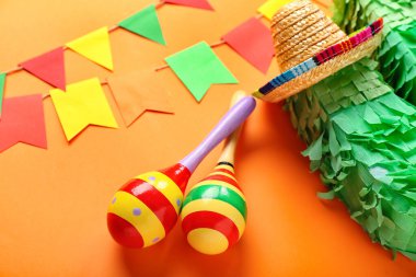 Meksika marakas şapkası, pinata ve bayraklar renkli arka planda, yakın plan