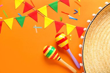 Meksika marakaları şapkalı, bayraklı ve konfetili.