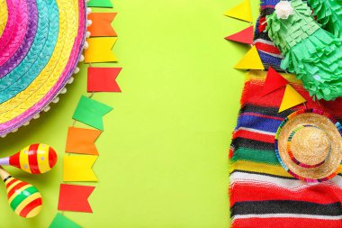 Meksika marakalarından, sombrero şapkalarından, bayraklardan ve yeşil arka planda seraptan yapılmış çerçeve.
