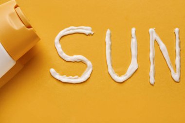 Kelime: Güneş kreminden yapılmış sarı arkaplan