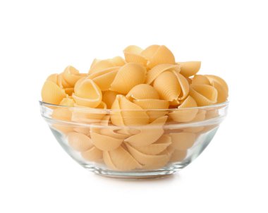 Beyaz arkaplanda bir kase çiğ koni makarnası izole edilmiş.