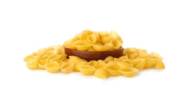 Beyaz arkaplanda bir kase çiğ koni makarnası izole edilmiş.