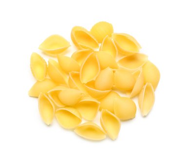 Beyaz arkaplanda izole edilmiş çiğ koni makarnası yığını